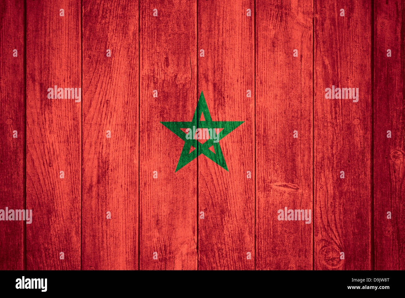 Pabellón de Marruecos o rojo y verde bandera marroquí sobre fondo de madera Foto de stock
