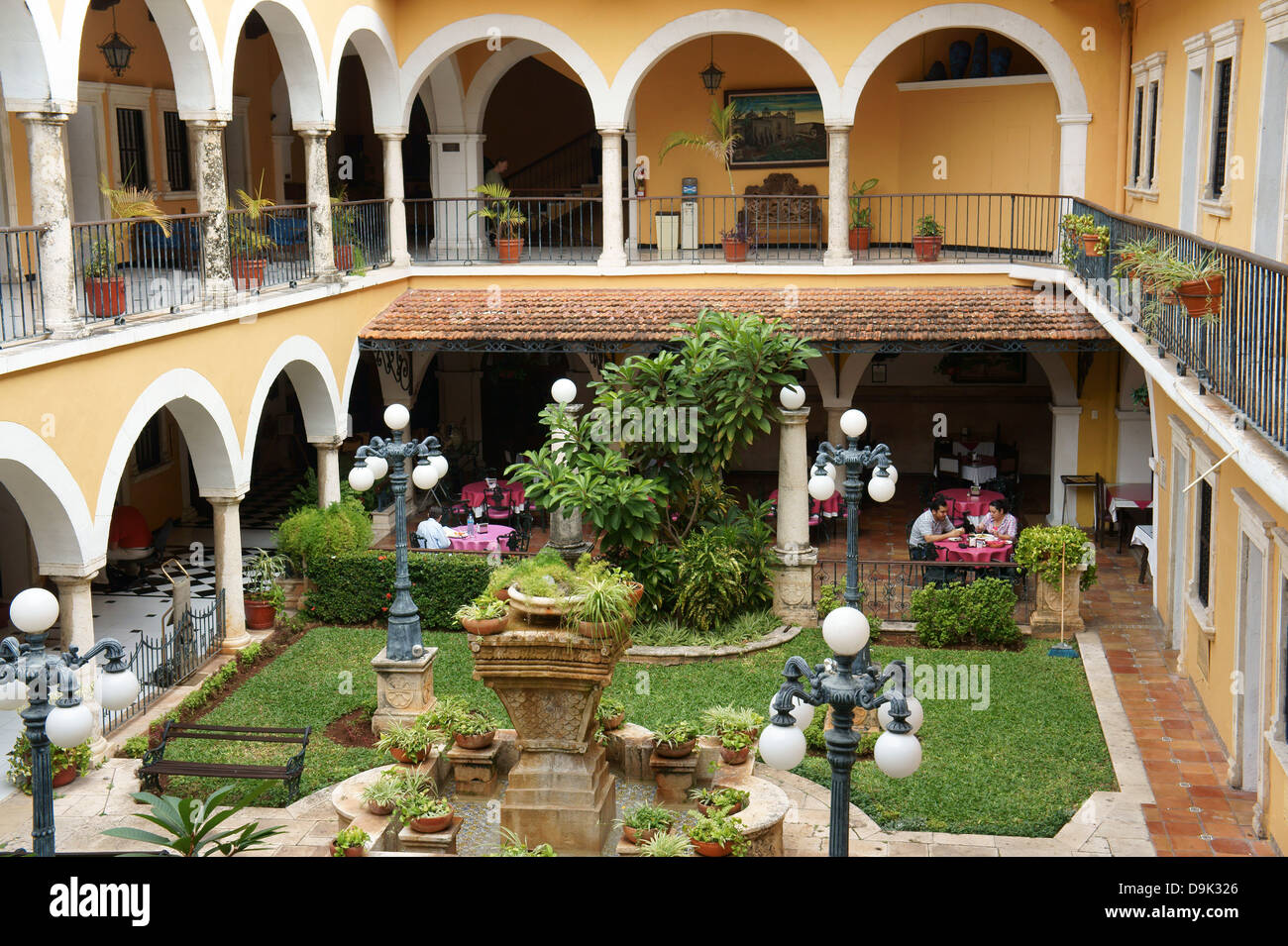 Patio interior y el restaurante del Hotel Caribe, Mérida, Yucatán
