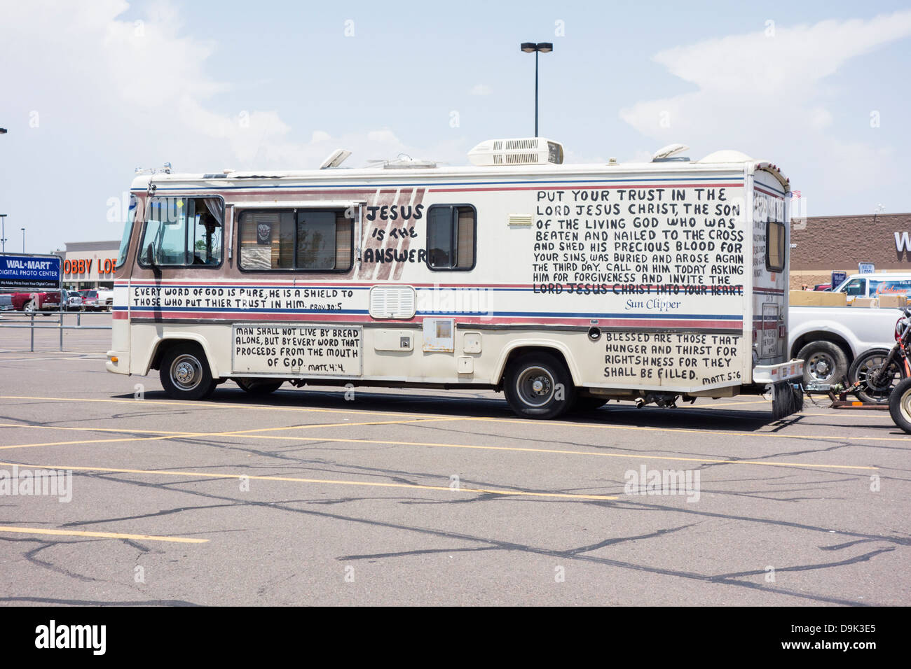 Un vehículo de recreo con las escrituras bíblicas pintadas en ella, junto con la solicitud de dinero. Walmart parking en Oklahoma City, Oklahoma, Estados Unidos. Foto de stock