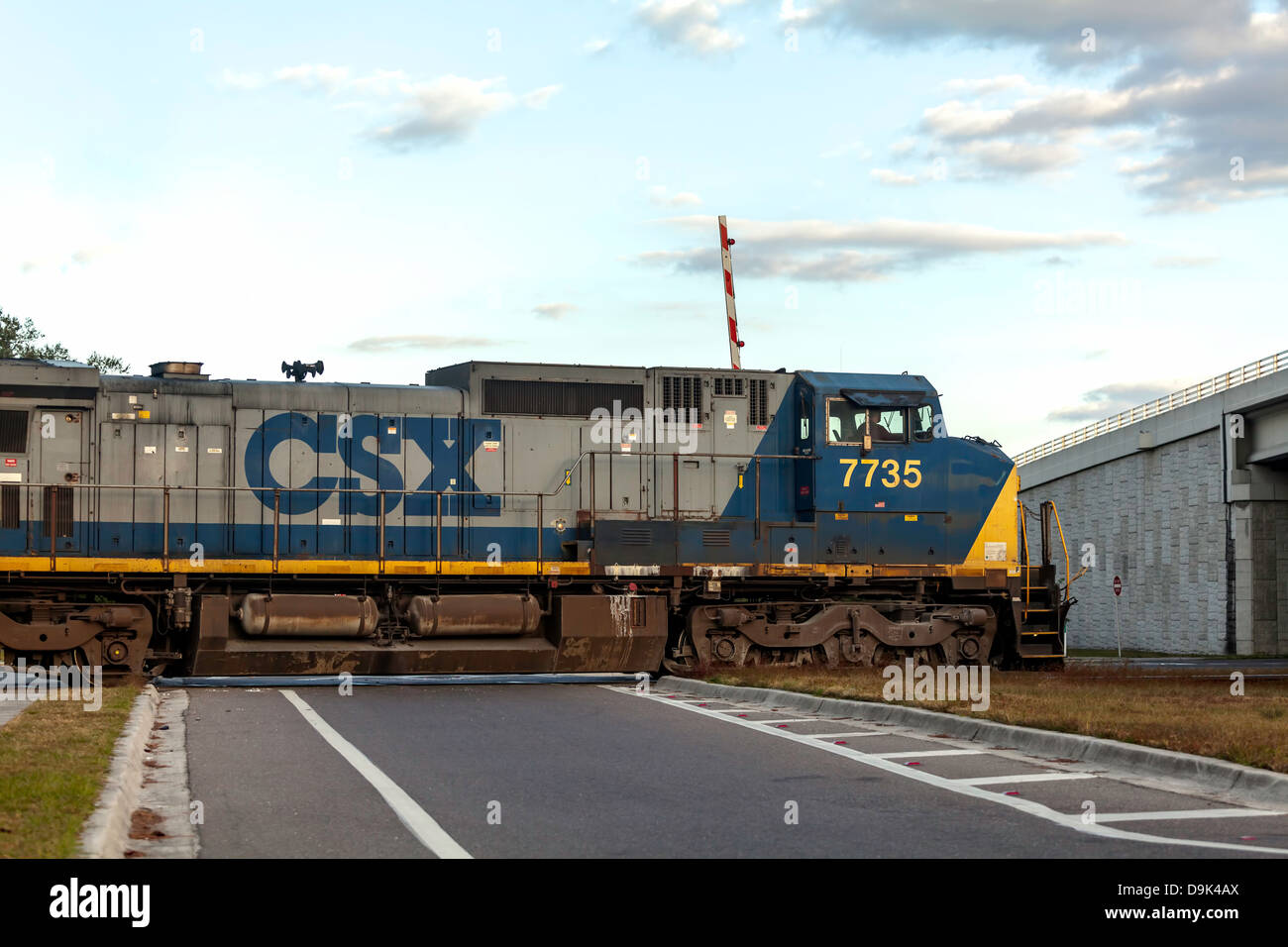 CSX 7735 motor tirando de un tren de mercancías a través de un cruce ferroviario en Hawthorne, Florida. Foto de stock