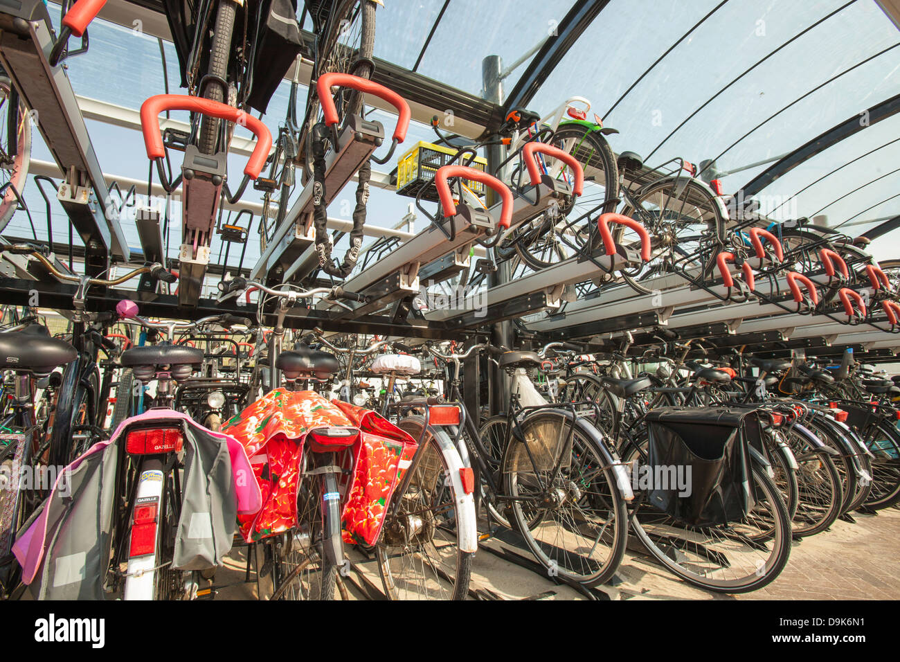 Bicicletas en bastidores de bicicletas en Amsterdam, Países Bajos. Un enorme porcentaje de la población que el ciclo de este plano, país de baja altitud. Foto de stock