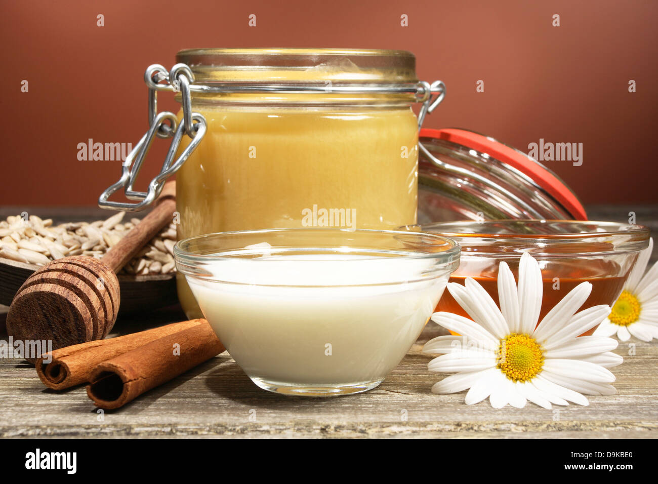 Miel de girasol con yogur, núcleos y palitos de canela, miel con yogurt,  semillas de girasol y palitos de canela Fotografía de stock - Alamy