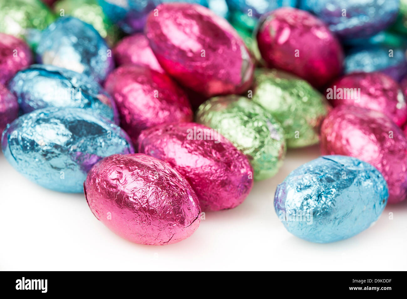 Huevo de Pascua de chocolate colorido caramelo envuelto en papel de aluminio Foto de stock