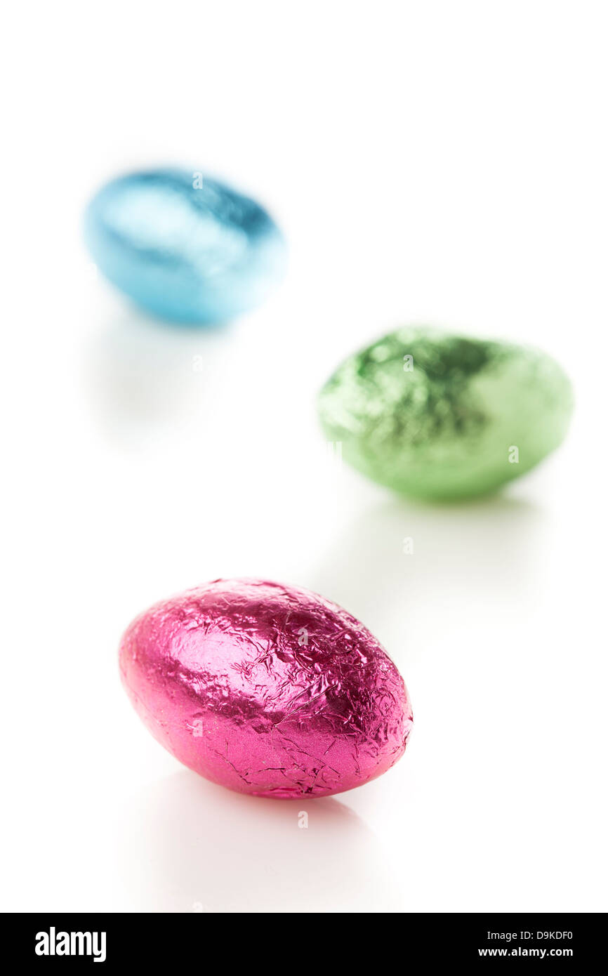 Huevo de Pascua de chocolate colorido caramelo envuelto en papel de aluminio Foto de stock