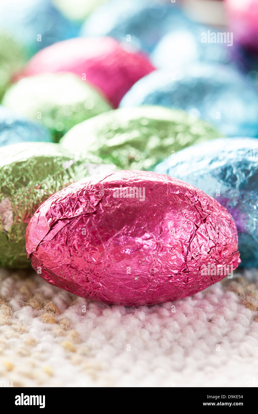 Huevo de Pascua de chocolate colorido caramelo envuelto en papel de aluminio Foto de stock