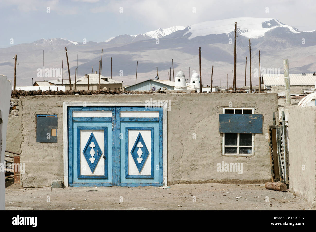 Aldea de Karakul, autopista de Pamir, Tayikistán, en Asia Central Foto de stock