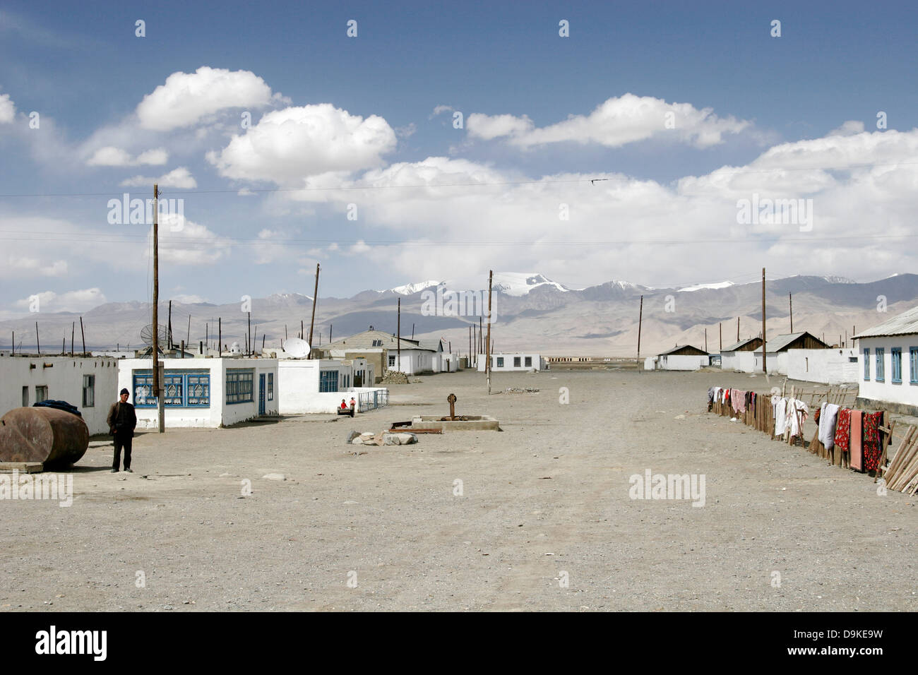Aldea de Karakul, autopista de Pamir, Tayikistán, en Asia Central Foto de stock