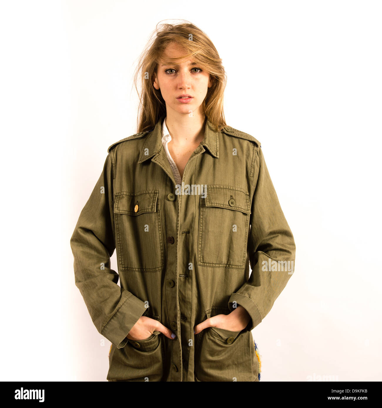 Una joven mujer vistiendo una aburrida ropa casual chaqueta verde safari  Fotografía de stock - Alamy