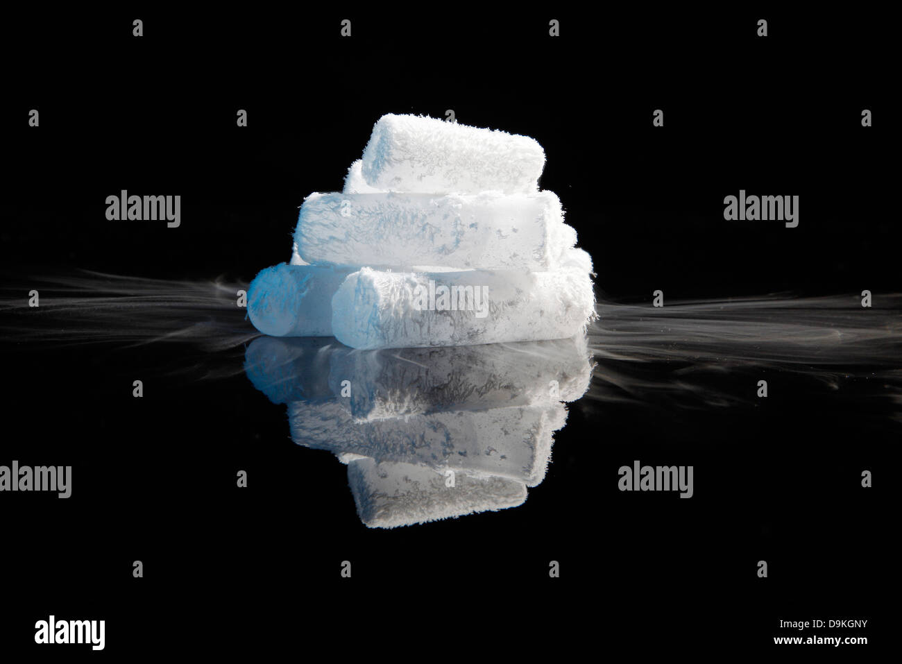 El hielo, el humo, sólido, el frío misterio, carbón, hielo seco, dióxido de  carbono, acción Fotografía de stock - Alamy