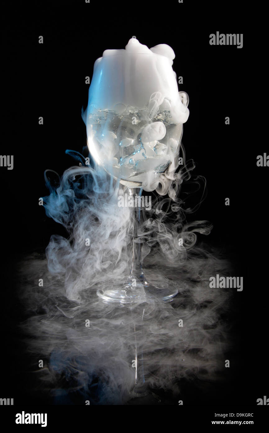 Humo de hielo seco cubitos de hielo Fotografía de stock - Alamy