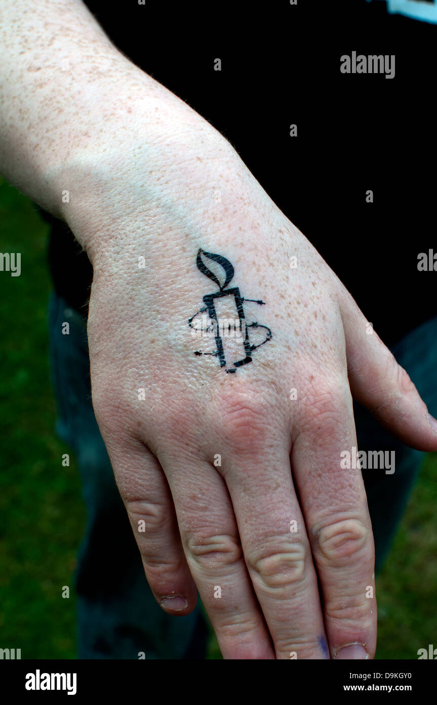 Amnistia Internacional Logo Tatuaje Temporal En Una Mano Fotografia De Stock Alamy