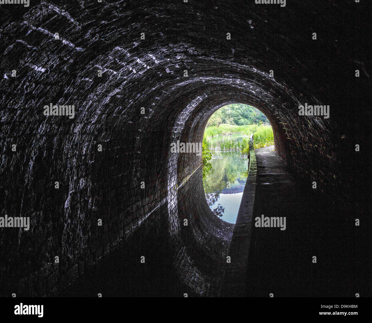 En el interior del túnel corto Gregory en el Canal de Cromford cerca de Matlock en Derbyshire, Reino Unido Foto de stock