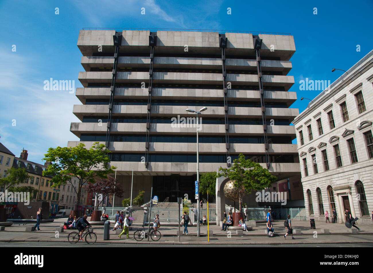 Estilo Brutalist edificio del Banco Central a lo largo de Dame Street, Dublín Irlanda en Europa central Foto de stock