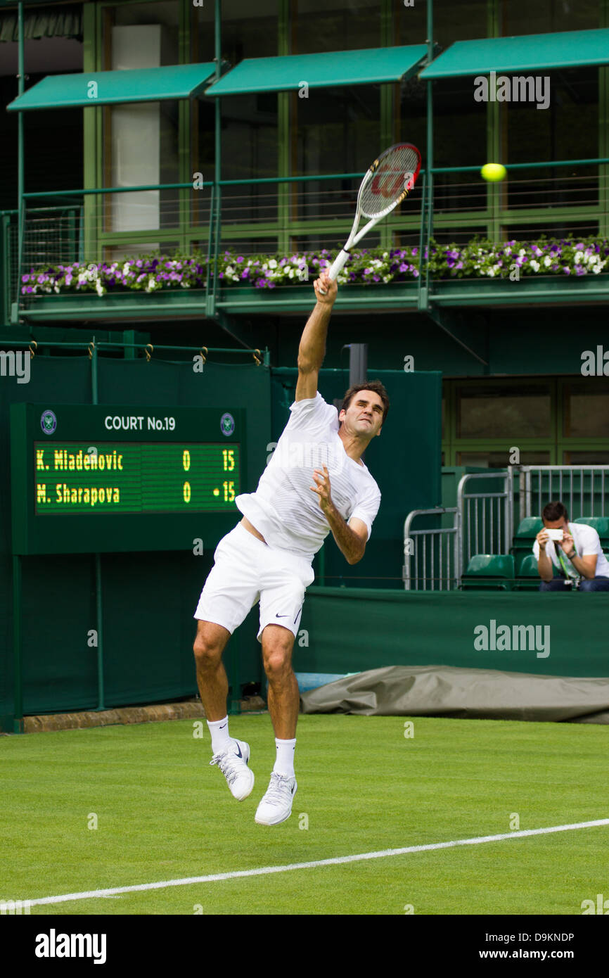 All England Lawn Tennis Club, Wimbledon, Londres, Reino Unido. El 21 de junio de 2013. Roger Federer se ve en la práctica antes de que el campeonato de Wimbledon 2013. Crédito: Graham Eva/Alamy Live News Foto de stock