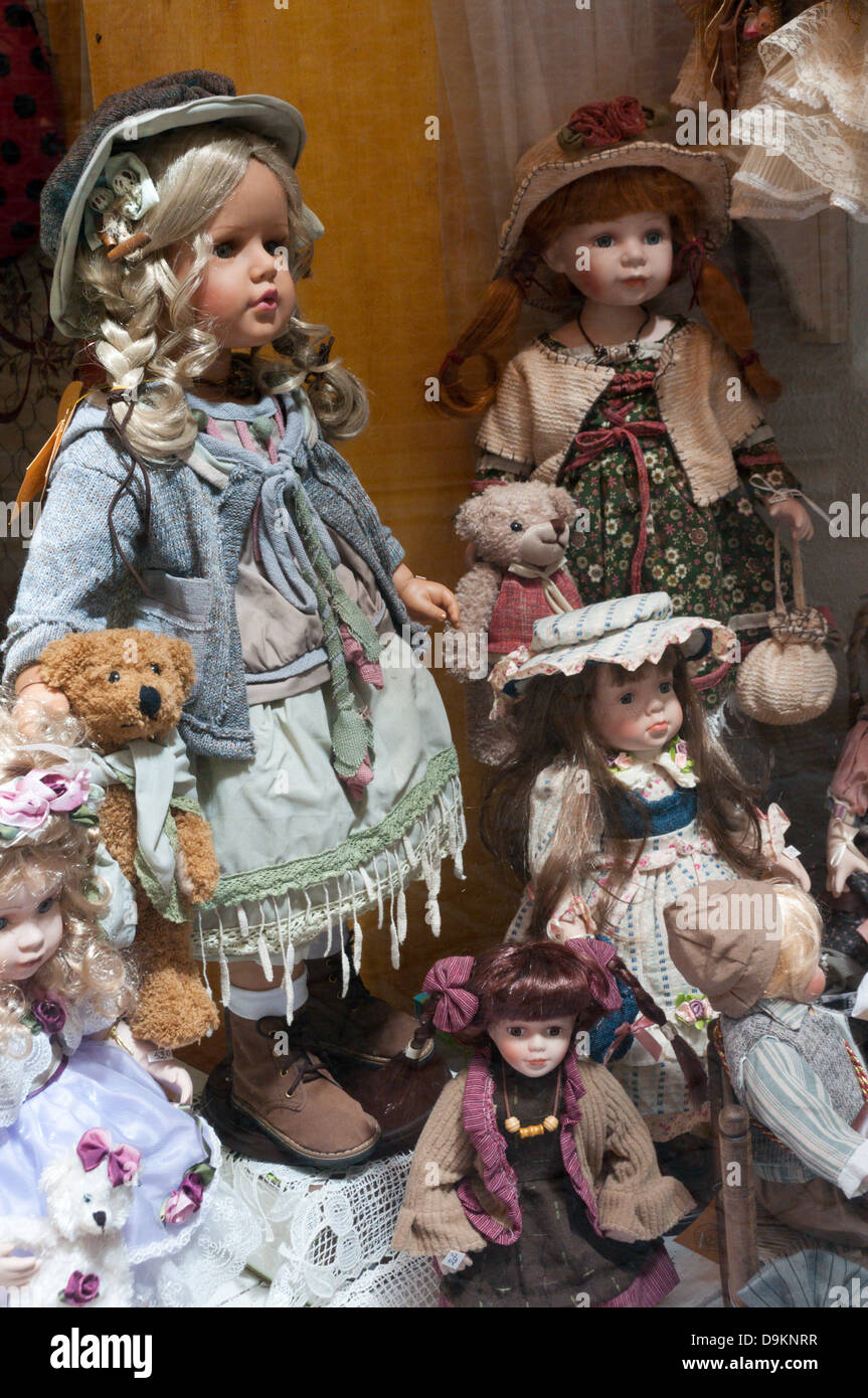 Una pantalla de muñecos en venta en una ventana de la tienda francesa. Foto de stock