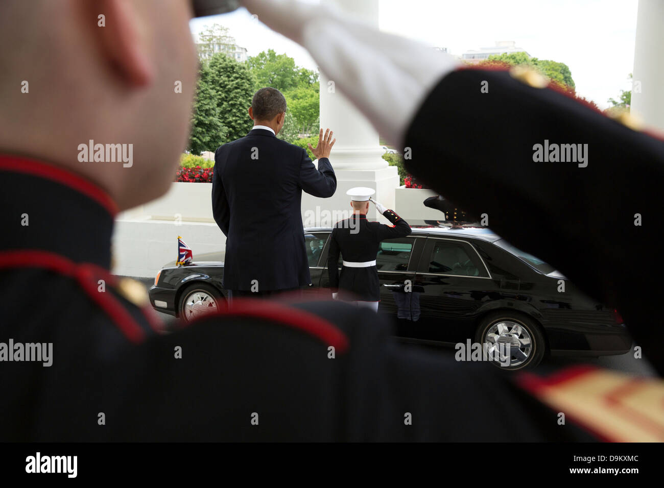 El presidente estadounidense Barack Obama Waves Goodbye al Primer Ministro David Cameron del Reino Unido como su coche sale el pórtico norte de la Casa Blanca el 13 de mayo de 2013 en Washington, DC. Foto de stock