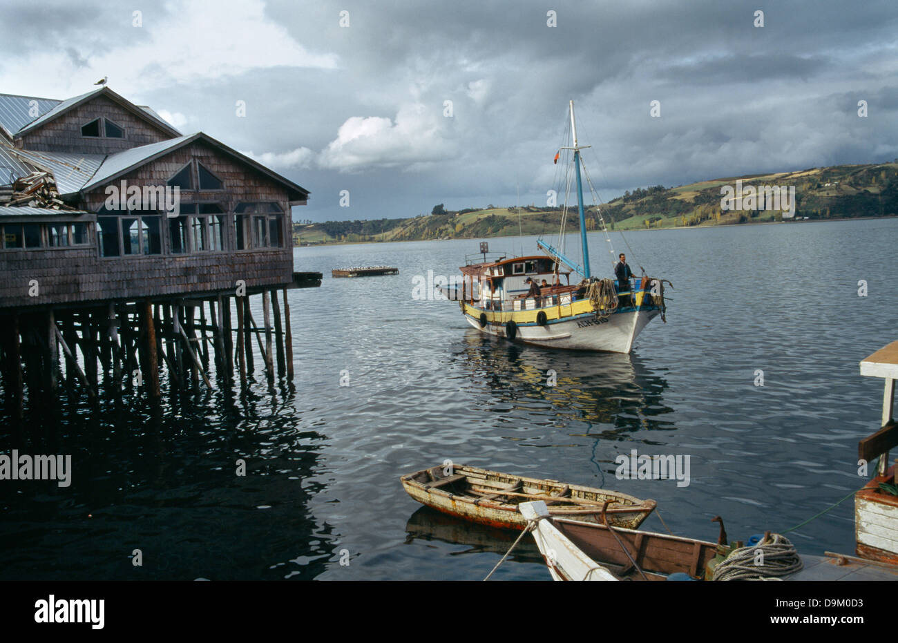 Es de Chiloé. Chile Castro, botes y casas de madera sobre pilotes Palafito  Fotografía de stock - Alamy