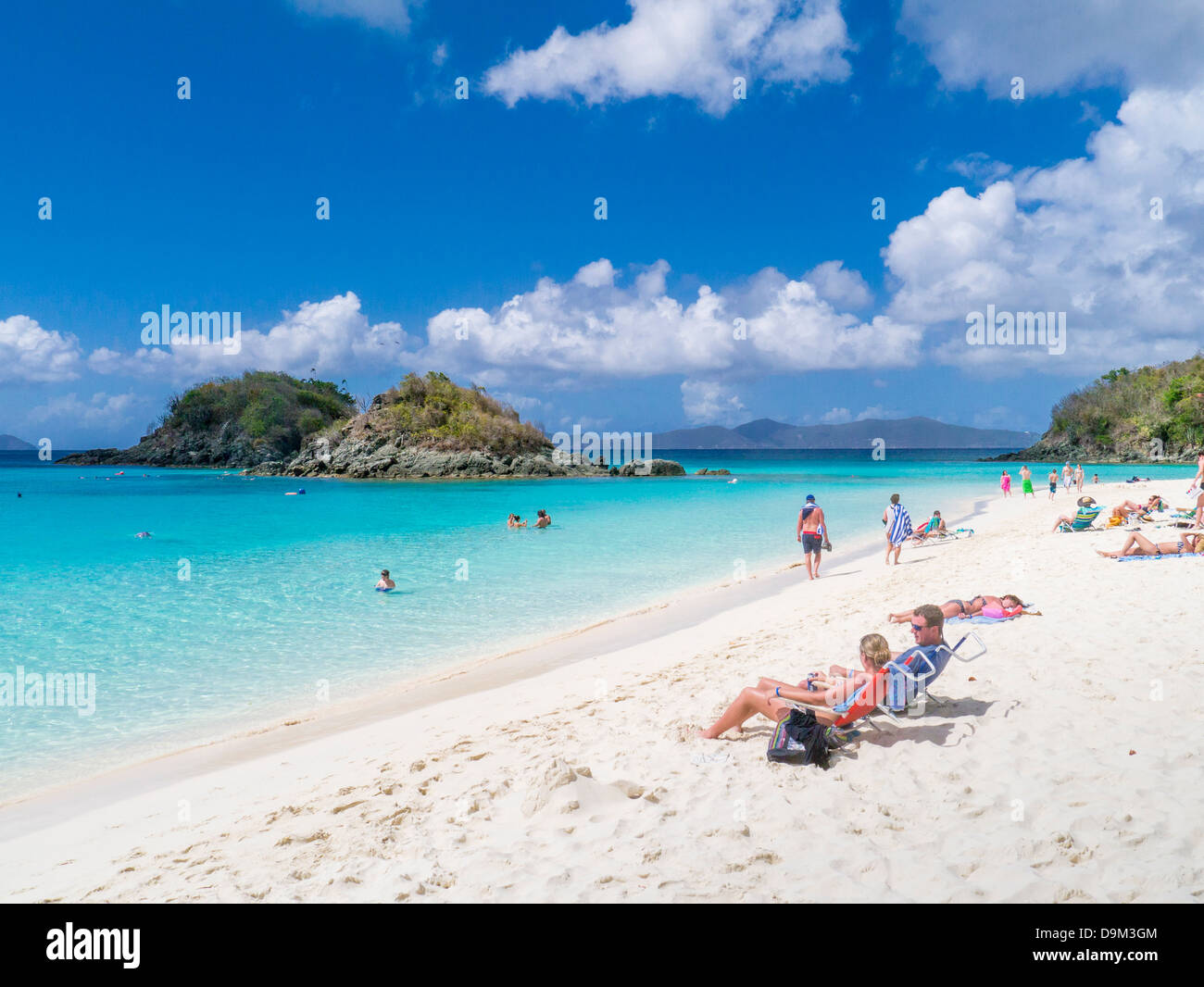 Tronco Bay Beach en la isla caribeña de St John en las Islas Vírgenes de EE.UU. Foto de stock