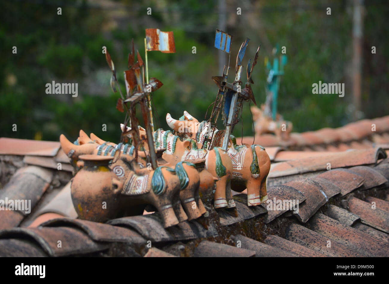 "Toritos de Pucará", toros de cerámica colocado tradicionalmente en los techos de las casas para atraer la buena apariencia a la familia. Cuzco, Perú. Foto de stock