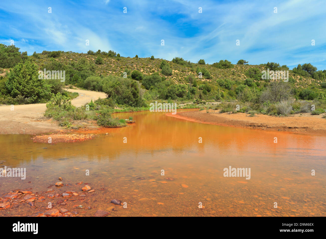 Cerdeña - Piscinas stream: El color rojo es debido a abandono de minas de hierro arriba Foto de stock