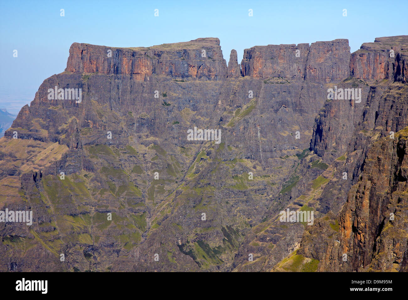 Vista de los altos picos de las montañas Drakensberg, el Parque Nacional Royal Natal, Sudáfrica Foto de stock