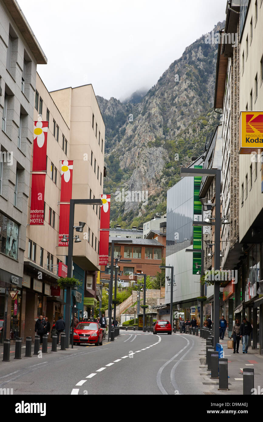 Tiendas en el casco antiguo de la ciudad de Andorra la Vella Andorra  Fotografía de stock - Alamy