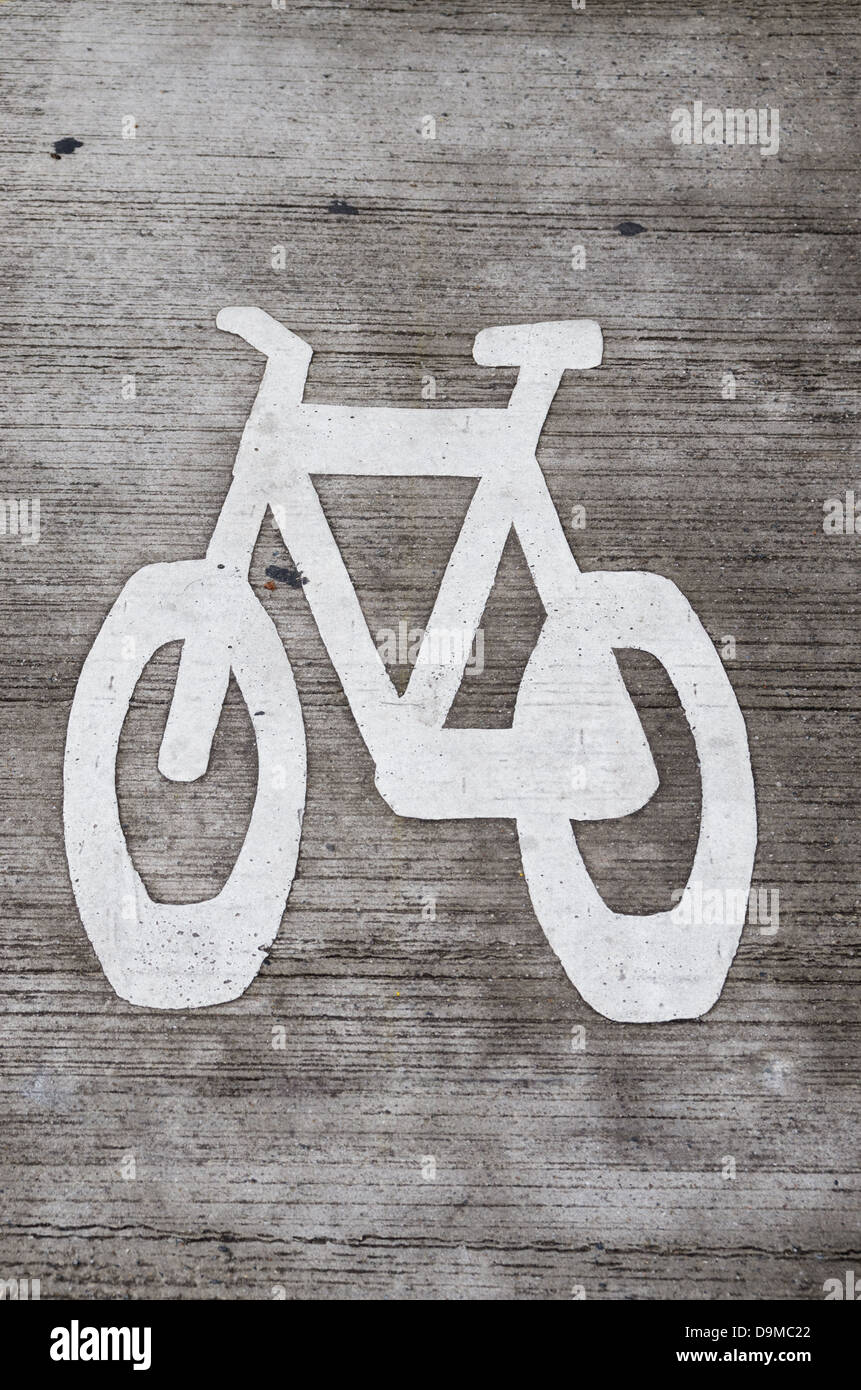 Carril bici blanca galería de símbolos en la calzada de hormigón gris Foto de stock