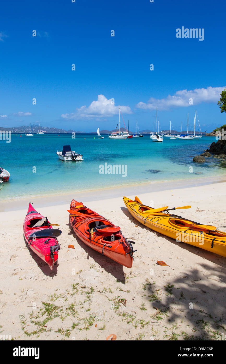 Kayaks en playa en Cruz Bay en la isla caribeña de St John en las Islas Vírgenes de EE.UU. Foto de stock