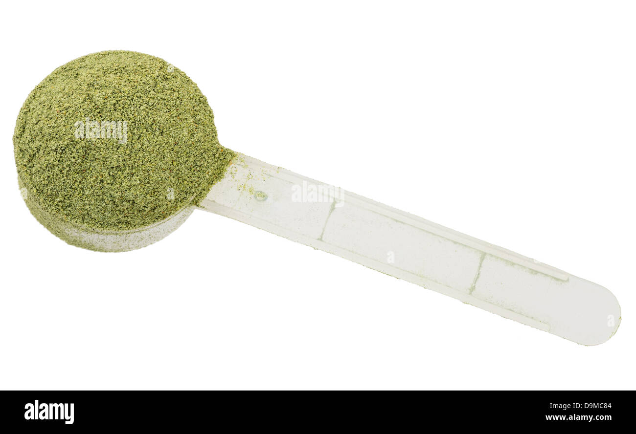 Boca de bebida nutricional en polvo verde sobre fondo blanco. Foto de stock
