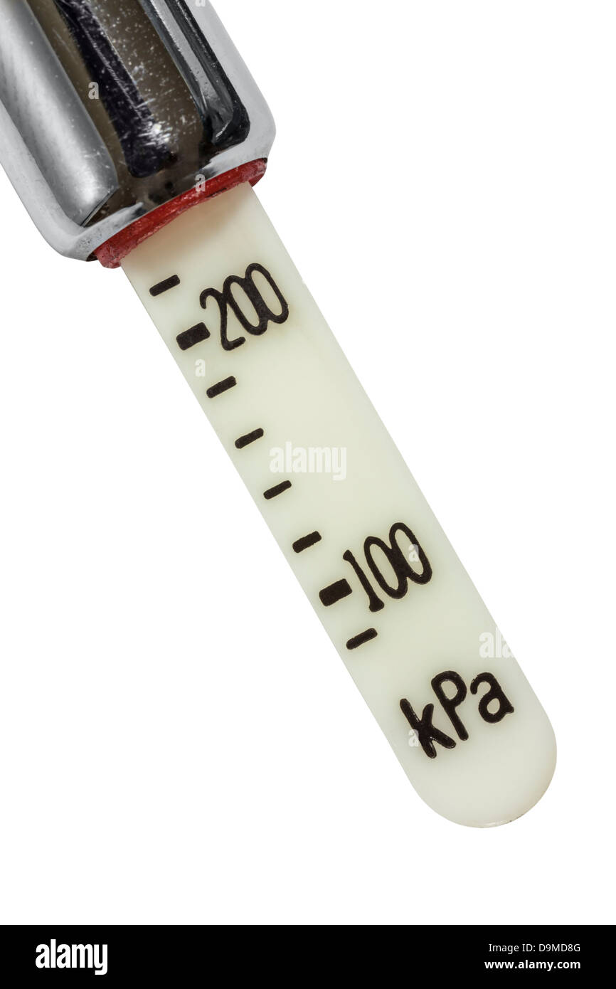 Manómetro de presión de aire de la KPA macro aislada con trazado de recorte. Foto de stock