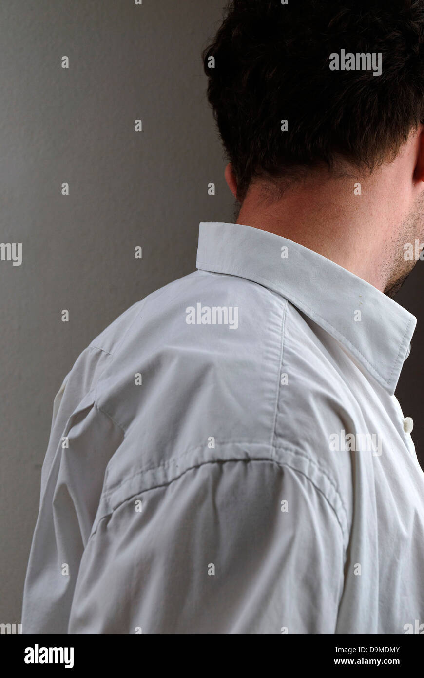 Un hombre de mediana edad con una camisa blanca abierta Fotografía de stock  - Alamy