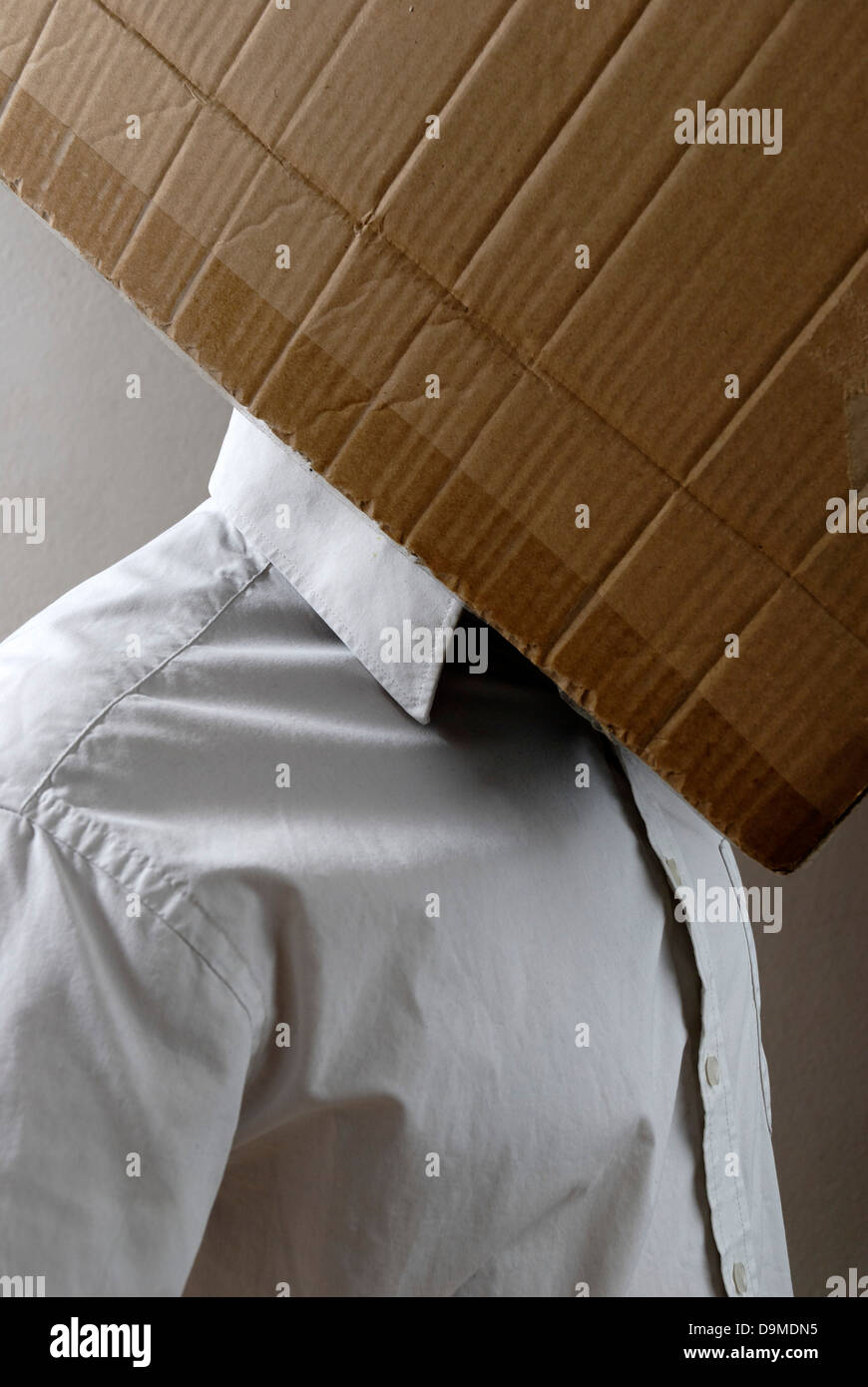 Hombre con una caja en la cabeza. Foto de stock
