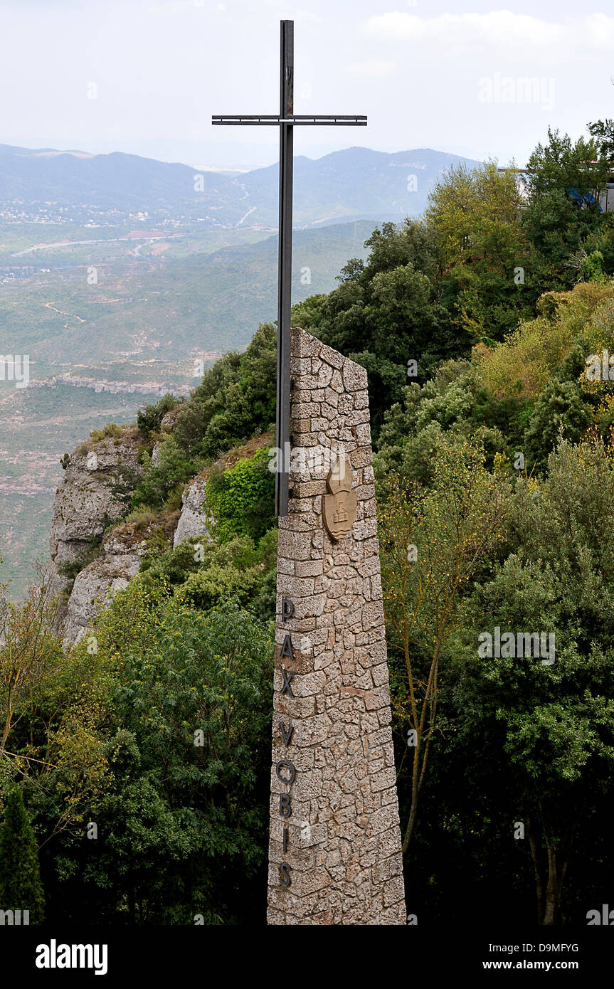 Memorial cruz de piedra que se pueden visitar en Montserrat Foto de stock