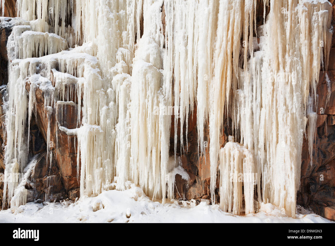 Cubierto de hielo afloramiento rocoso en la costa norte del Lago Superior, Minnesota. Foto de stock