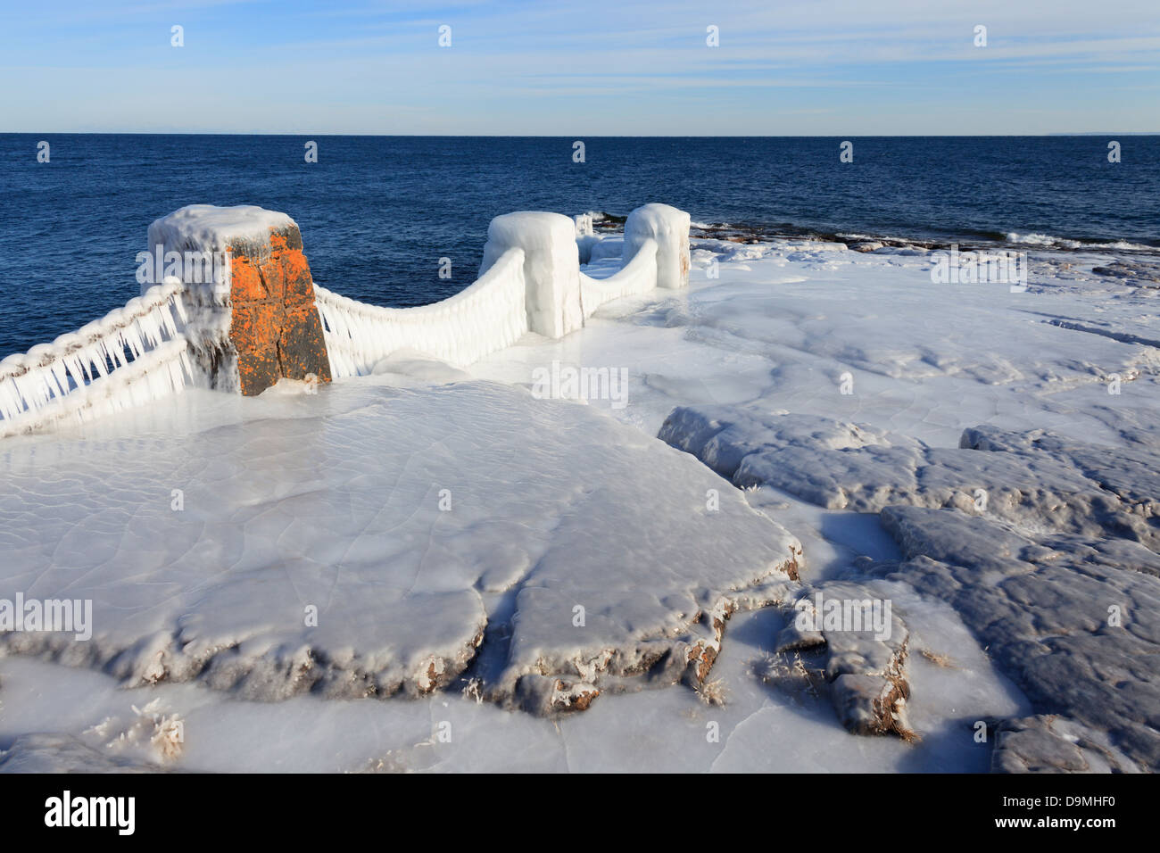 Vista invernal de la costa del Lago Superior cubierto de hielo en Split Rock State Park, Minnesota. Foto de stock