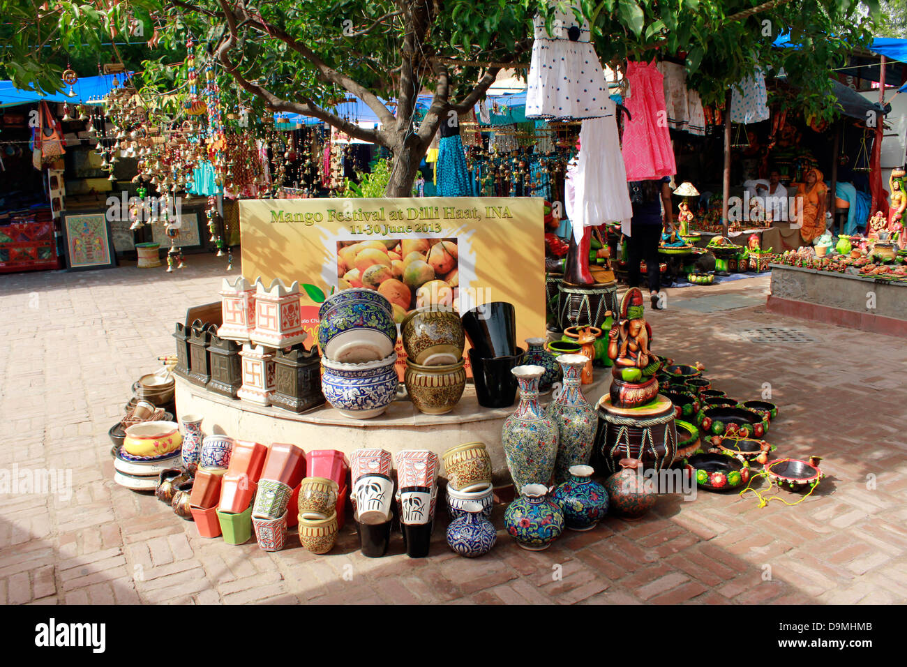 Tiendas étnicas displayng vestidos, joyas y souvenirs en Delhi Haat Foto de stock