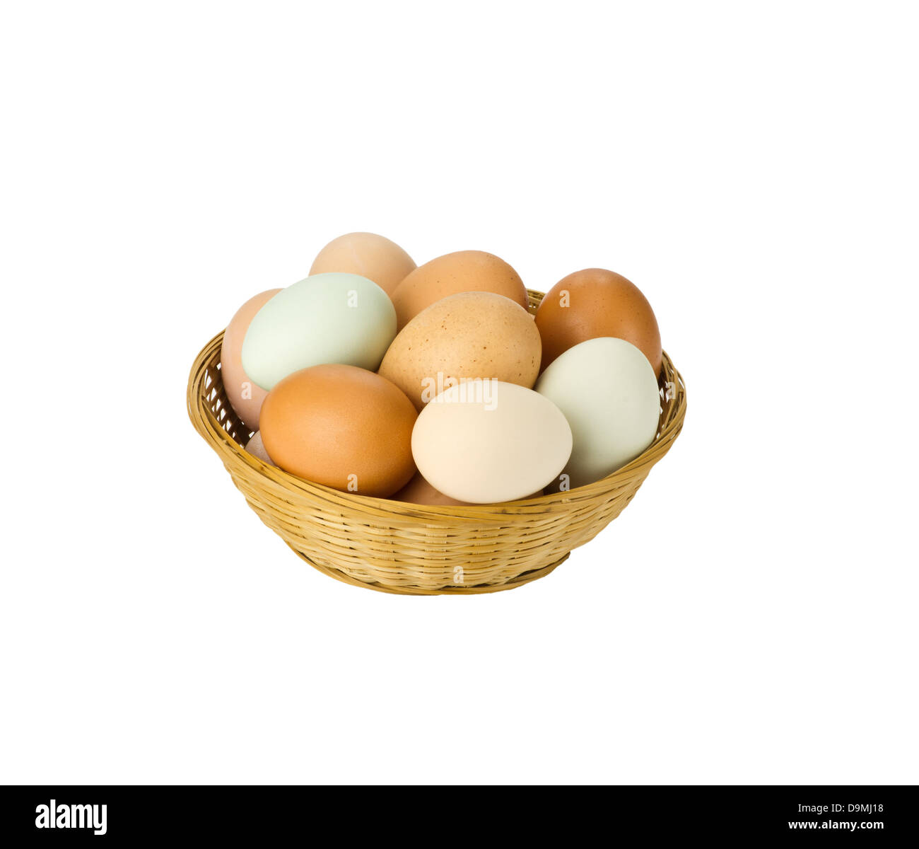 Free Range huevos de gallina en el cesto de mimbre aislado en blanco Foto de stock