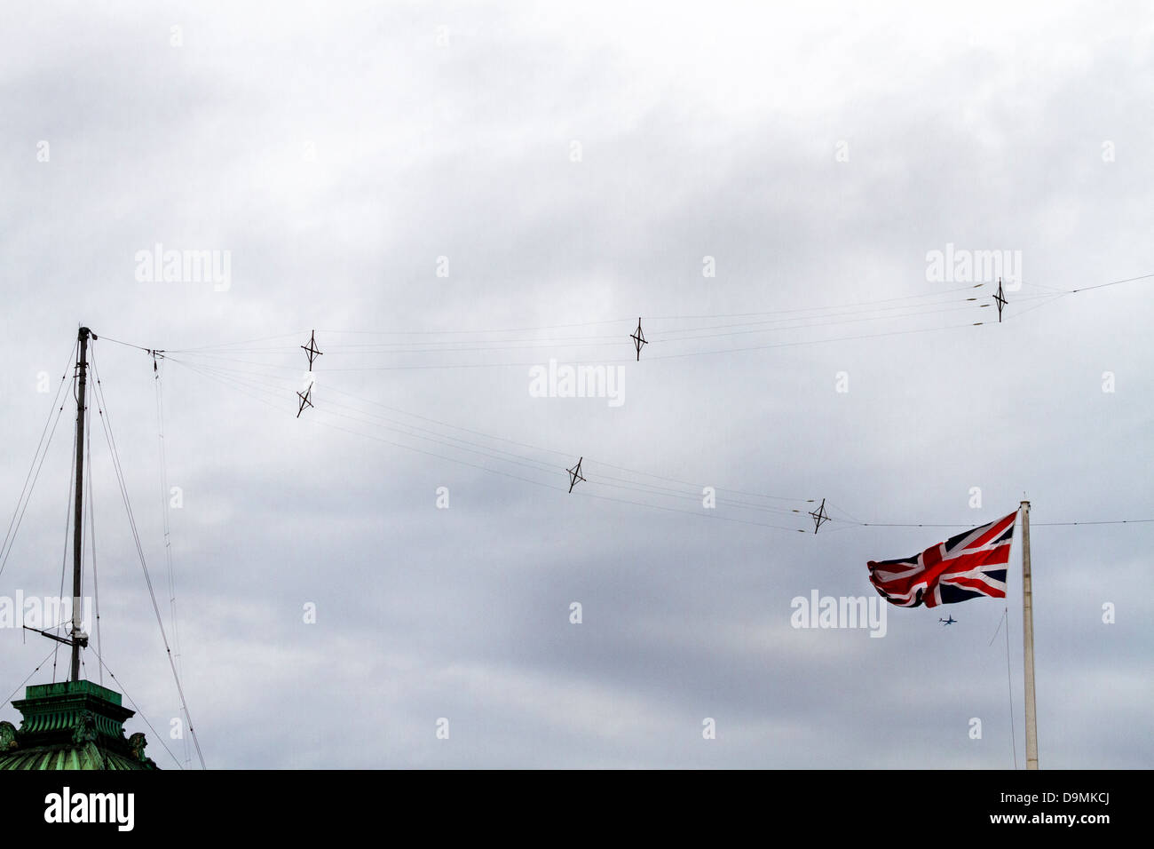 Antenas de HF de comunicaciones militares en los tejados de los viejos edificios del Almirantazgo, con vistas a caballo desfile de guardias, Whitehall, Londres, Reino Unido Foto de stock