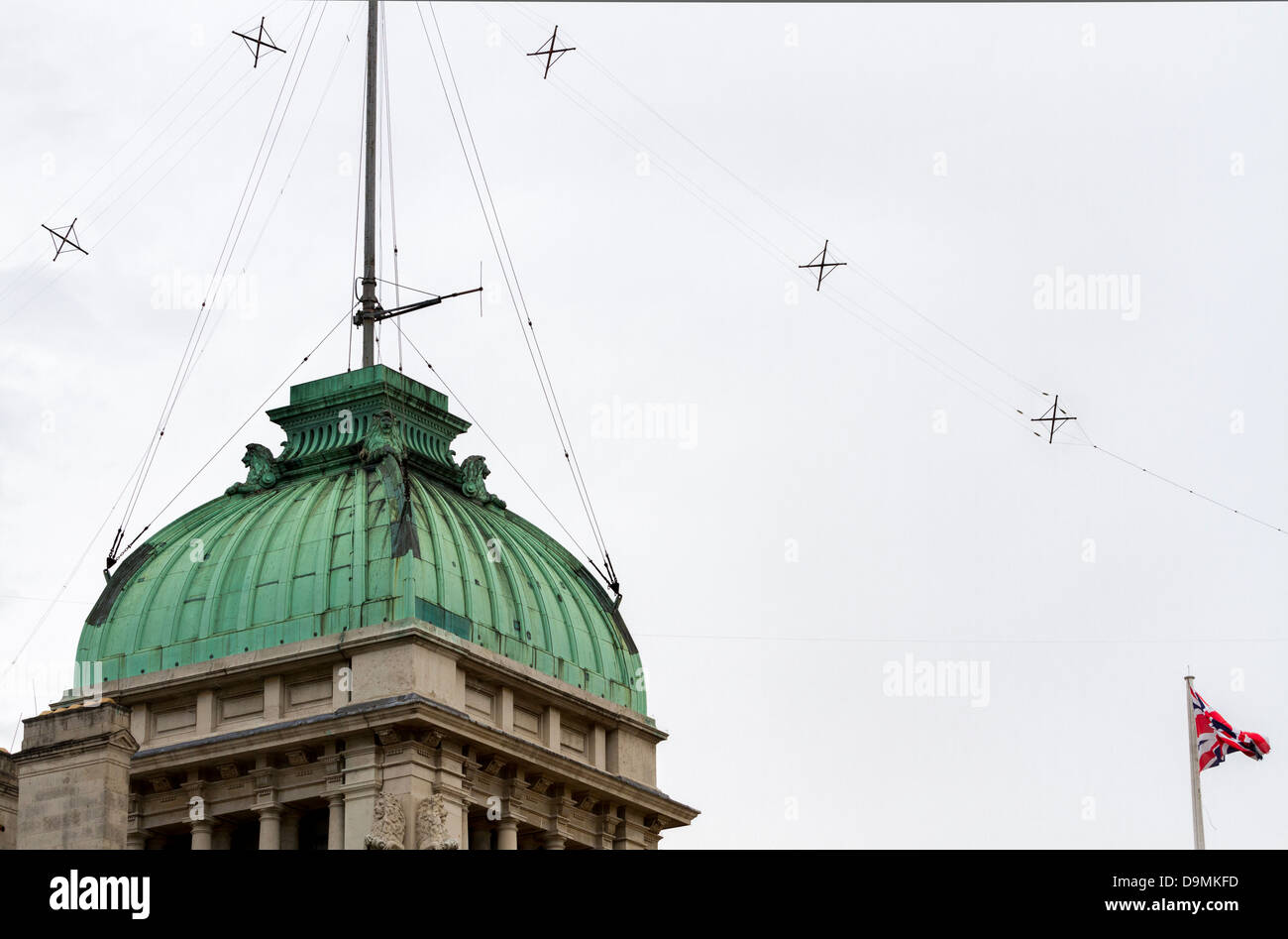 Antenas de HF de comunicaciones militares en los tejados de los viejos edificios del Almirantazgo, con vistas a caballo desfile de guardias, Whitehall, Londres, Reino Unido Foto de stock