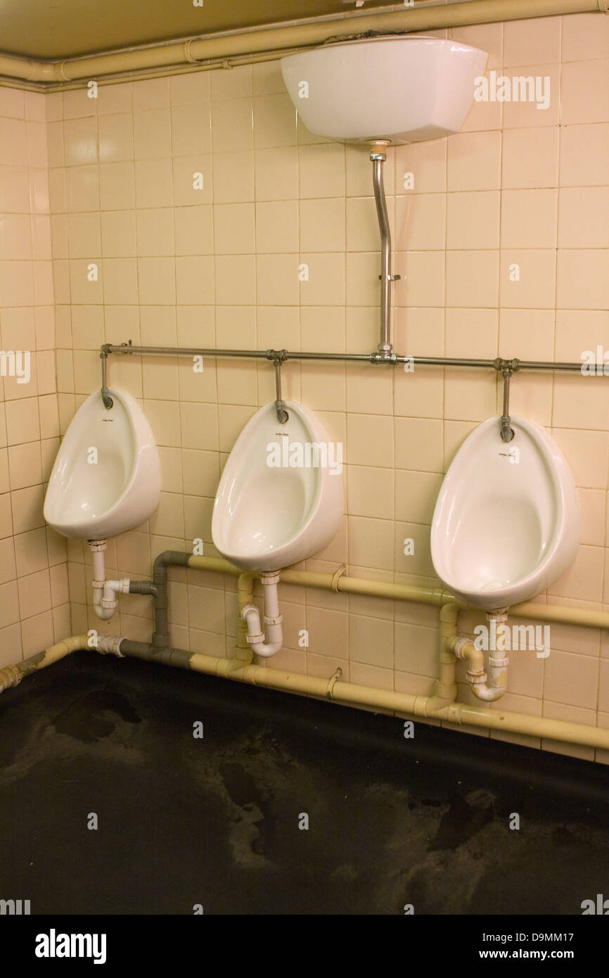 Los urinarios en un wc de caballeros Foto de stock