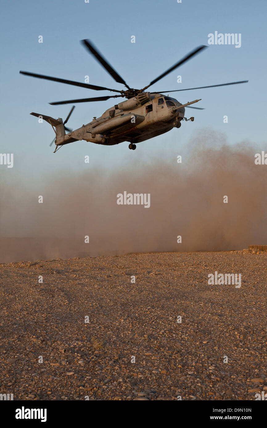 Un US Marine Corps del tipo CH-53E Super Stallion helicóptero transporta carga para reabastecer a una base de operaciones avanzadas de Junio 20, 2013 en el campamento Leatherneck, provincia de Helmand, Afganistán. Foto de stock