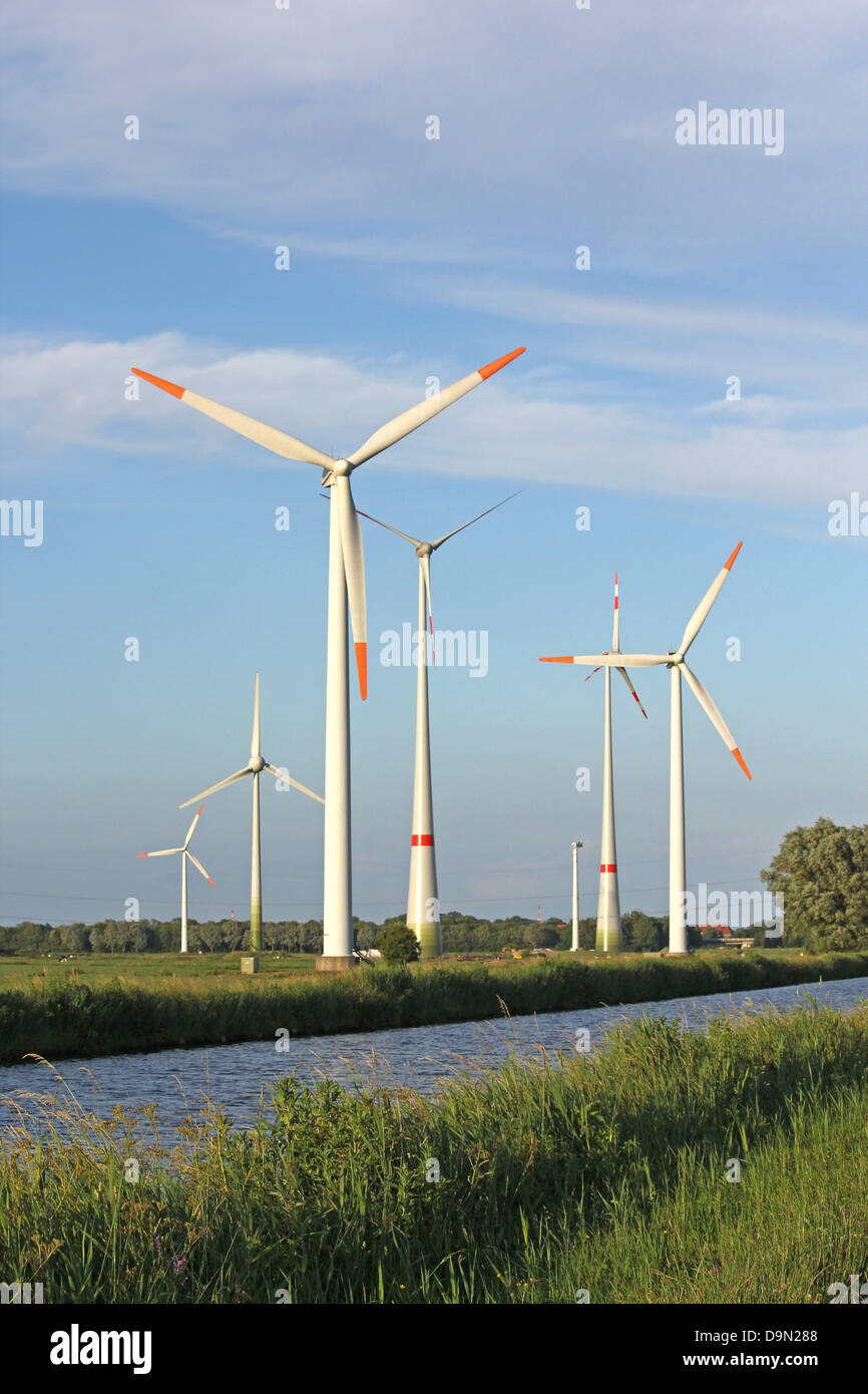 La energía, la fuerza del viento, arreglo, parque eólico, las turbinas eólicas, la disposición de la fuerza del viento, la construcción, el montaje, la compañía, el viento mo Foto de stock