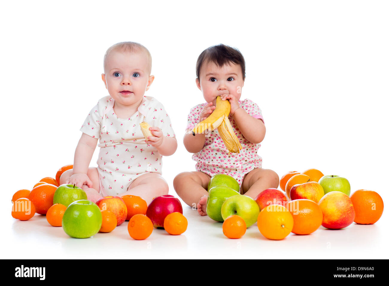 Seguid así Preludio una vez Los bebés comiendo frutas Fotografía de stock - Alamy