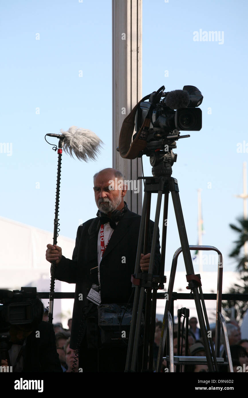 Un camarógrafo tiene micrófono de sonido en el Festival de Cannes en Cannes 2013 Foto de stock