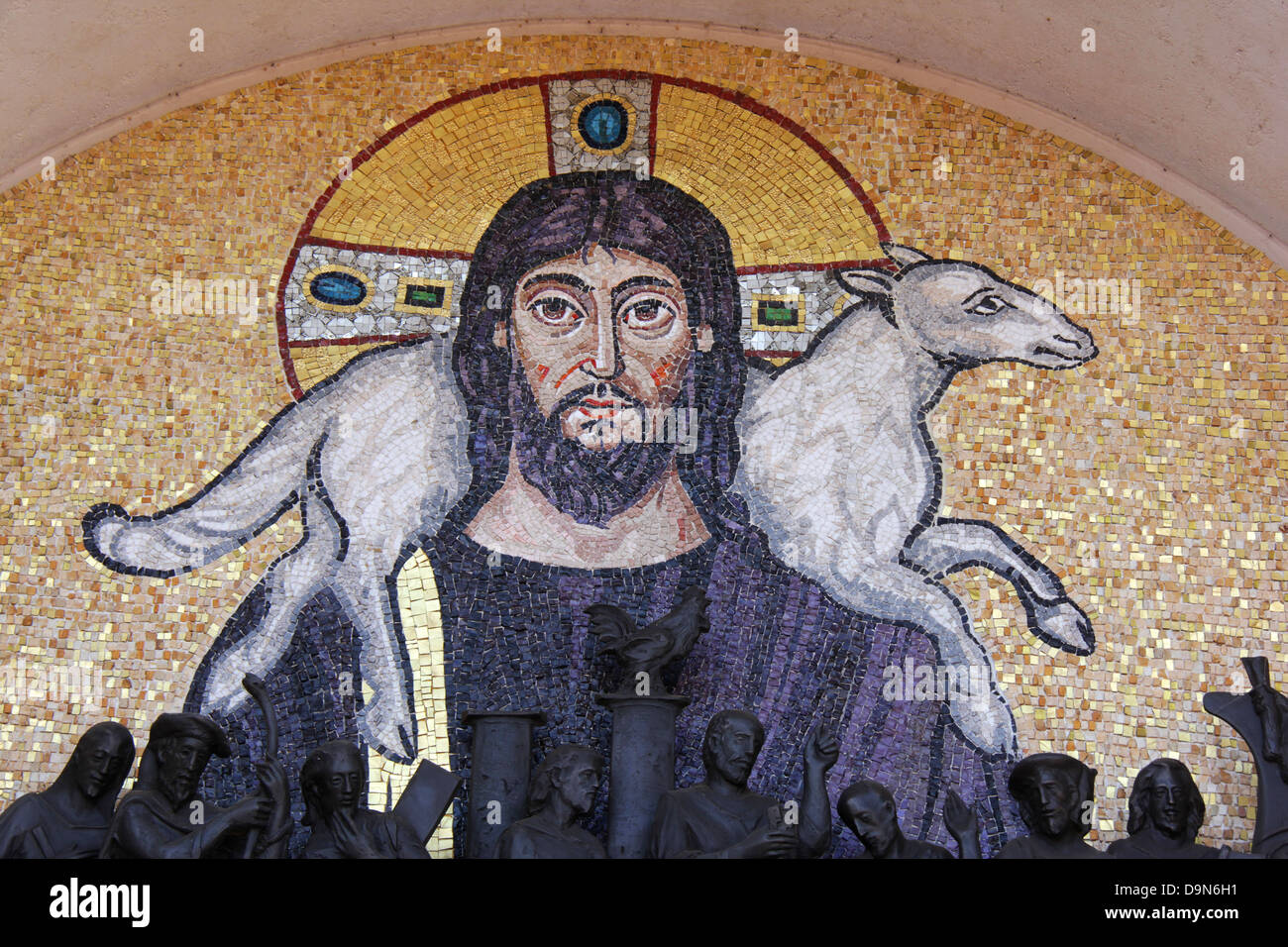 Imagen mosaico de Jesús en la Basílica de María, Reina del universo, en
