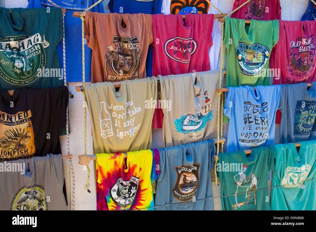 Las camisetas en la tienda de la isla caribeña de St John en las Islas Vírgenes de EE.UU. Foto de stock