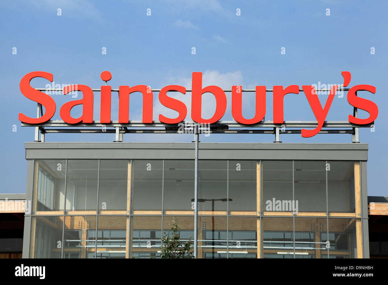 Sainsbury's logo, Supermercado, Kings Lynn, Norfolk, Inglaterra, Reino Unido supermercados supermercado Sainsburys Foto de stock