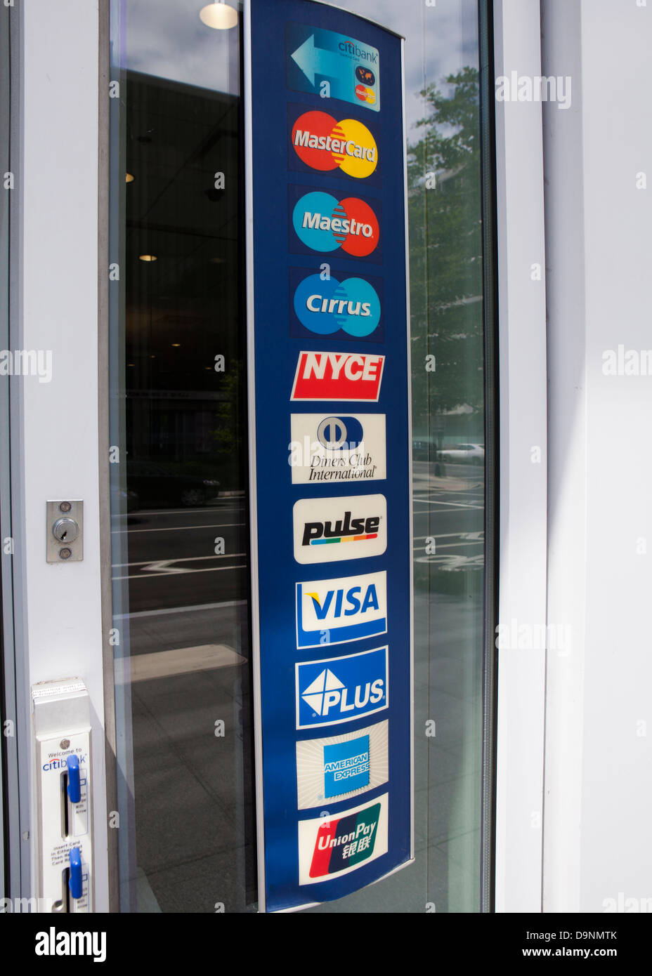 Varias marcas de tarjetas de crédito etiqueta pegada a la entrada de la tienda Foto de stock