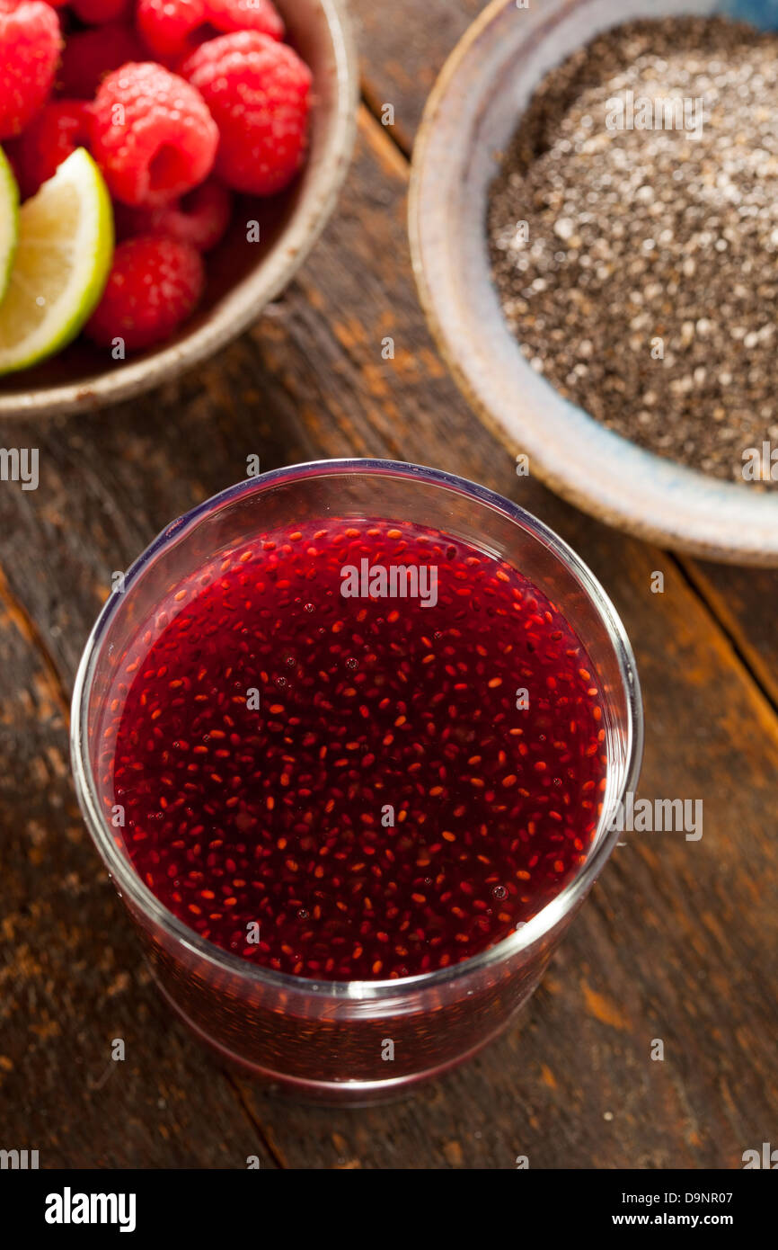 La semilla de chía y frambuesa orgánica en un trasfondo de bebidas Foto de stock