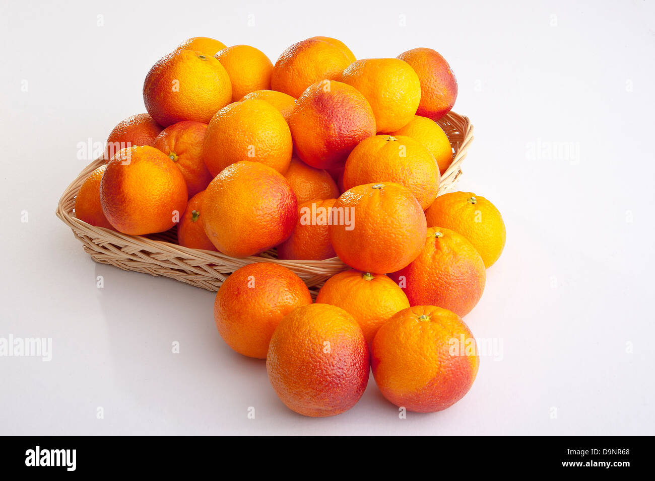 Cortar naranjas de sangre entera fresca y saludable naranjas cítricos Foto de stock
